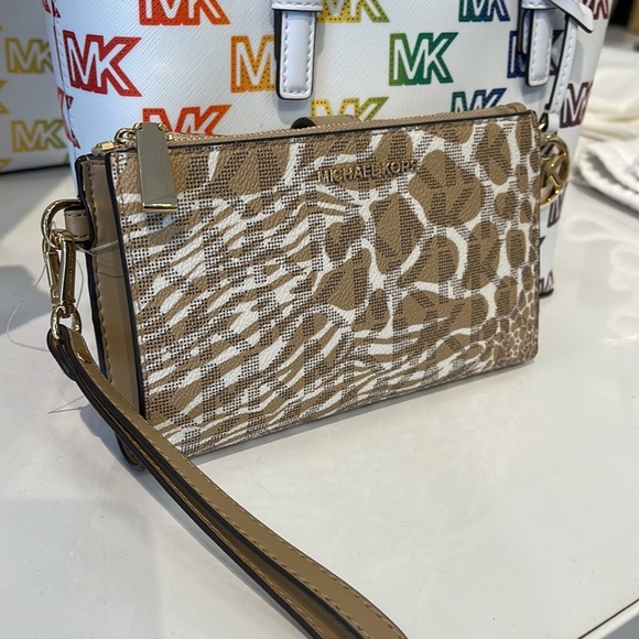 MICHAEL KORS LARGE DOUBLE ZIP WRISTLET WALLET PHONE CASE CLUTCH 
Camel Multi - Picture 2 of 16